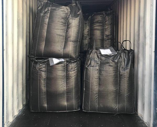 Than hoạt tính cải tính và cầu nhôm oxit được giao đến cảng Thượng Hải